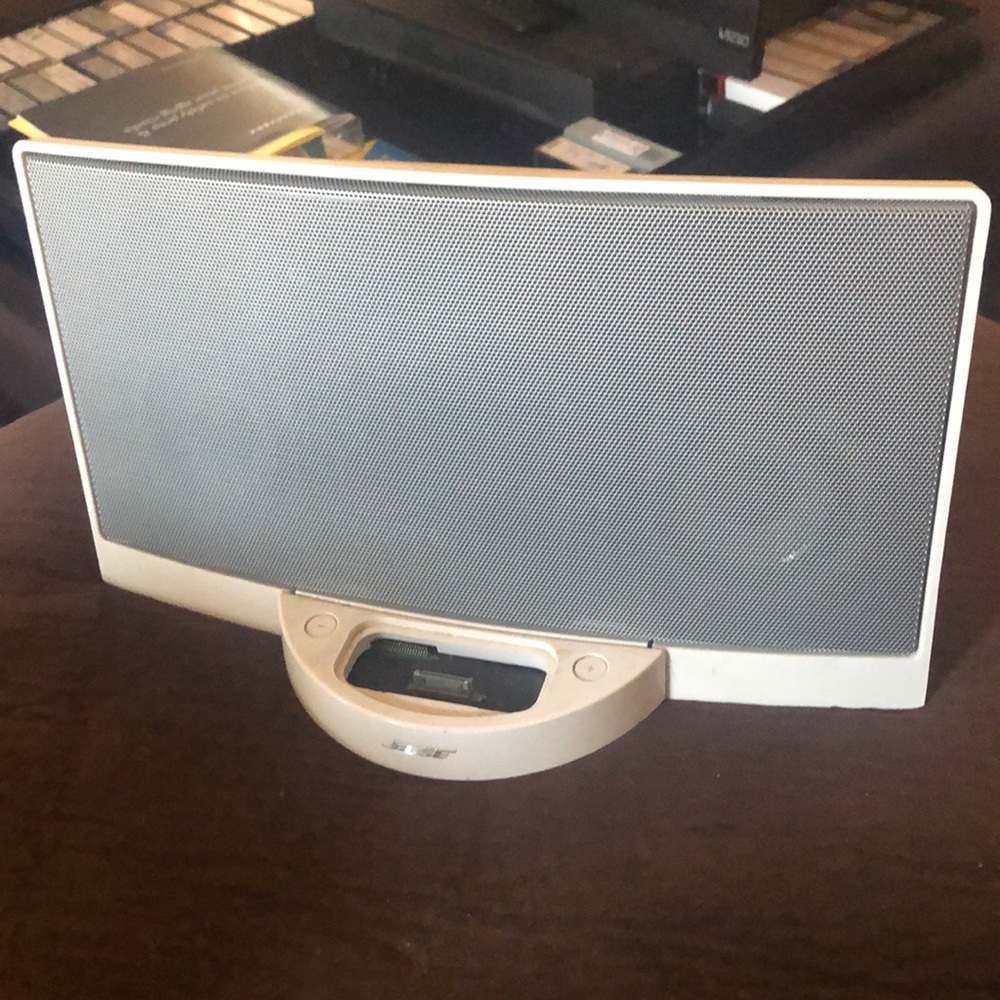 Bose speaker for i phone4 or older i pods.